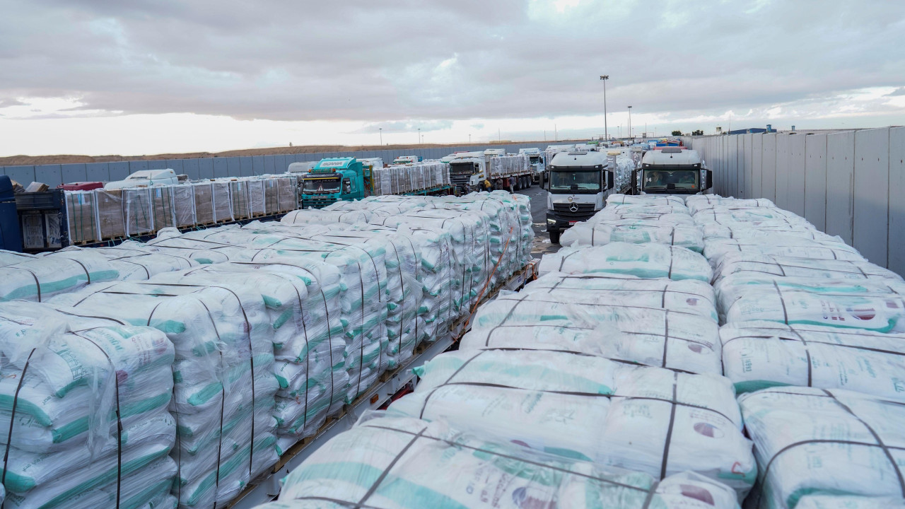 humanitarna pomoć na kamionima u dugoj koloni