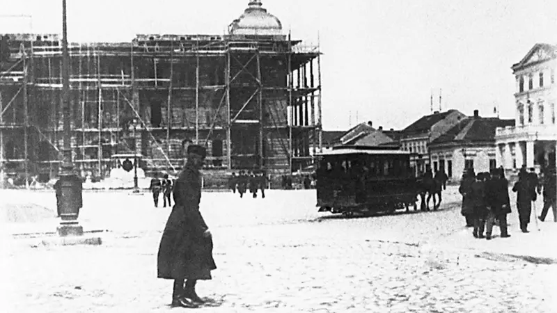 Prvi tramvaj prolazi tadašnjim Pozorišnim trgom (današnji Trg Republike), a u pozadini se može videti spomenik knezu Mihailu Obrenoviću