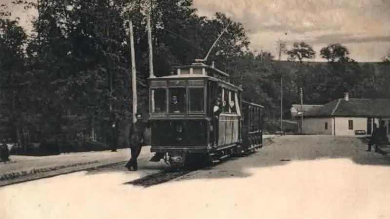 Prvi električni tramvaj na ulicama Beograda, mašinovođa naslonjen na ulaz