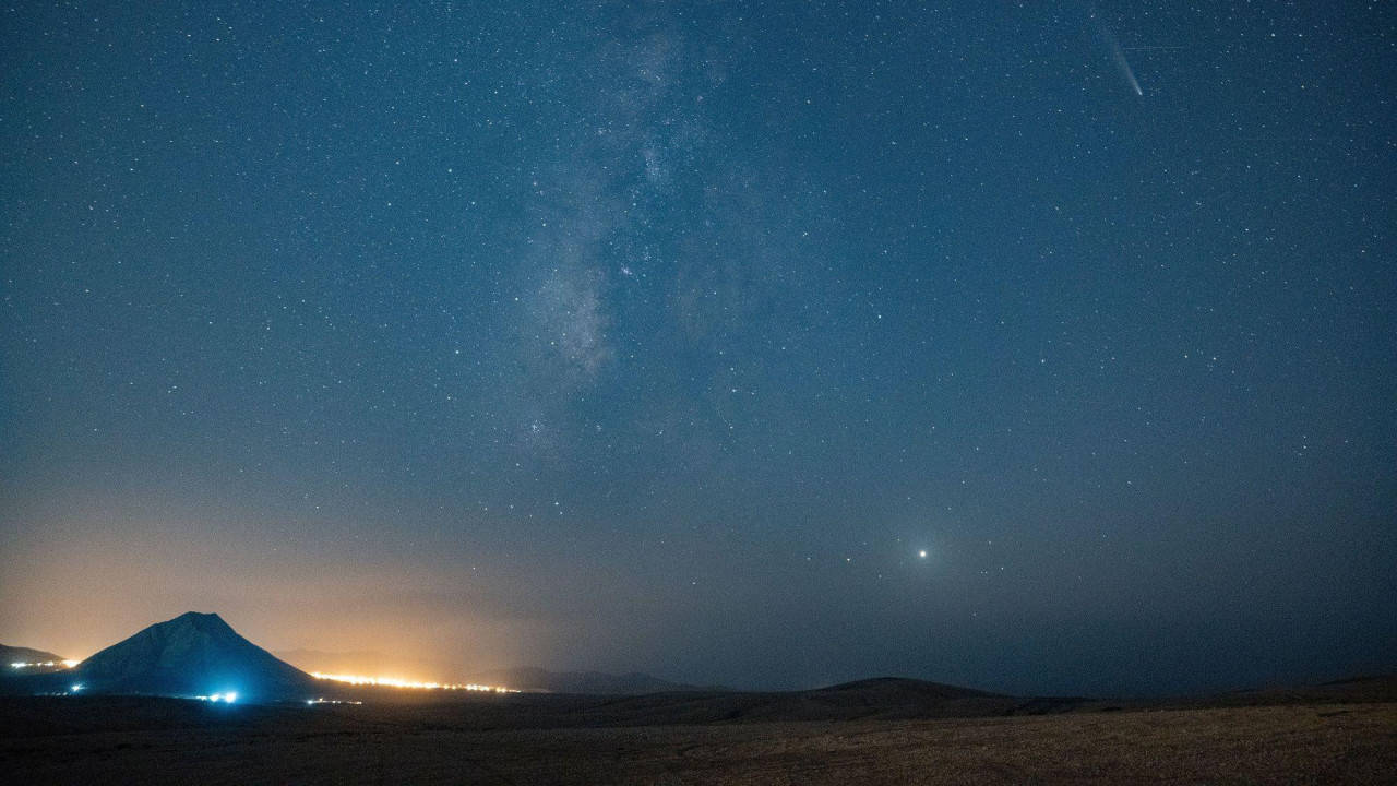 Zvezde na nebu i planina okružena vatrom