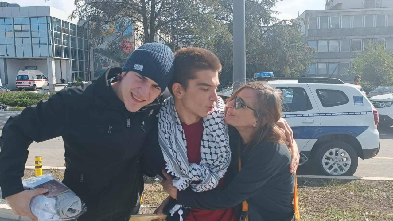 Ognjen Marković (u sredini) sa majkom (desno) i prijateljem (levo)