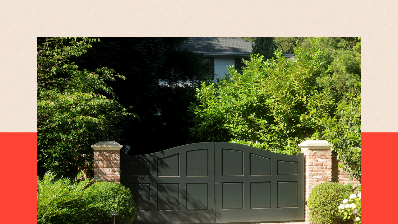 Velika kapija i zeleno žbunje sa kućom u senci u pozadini