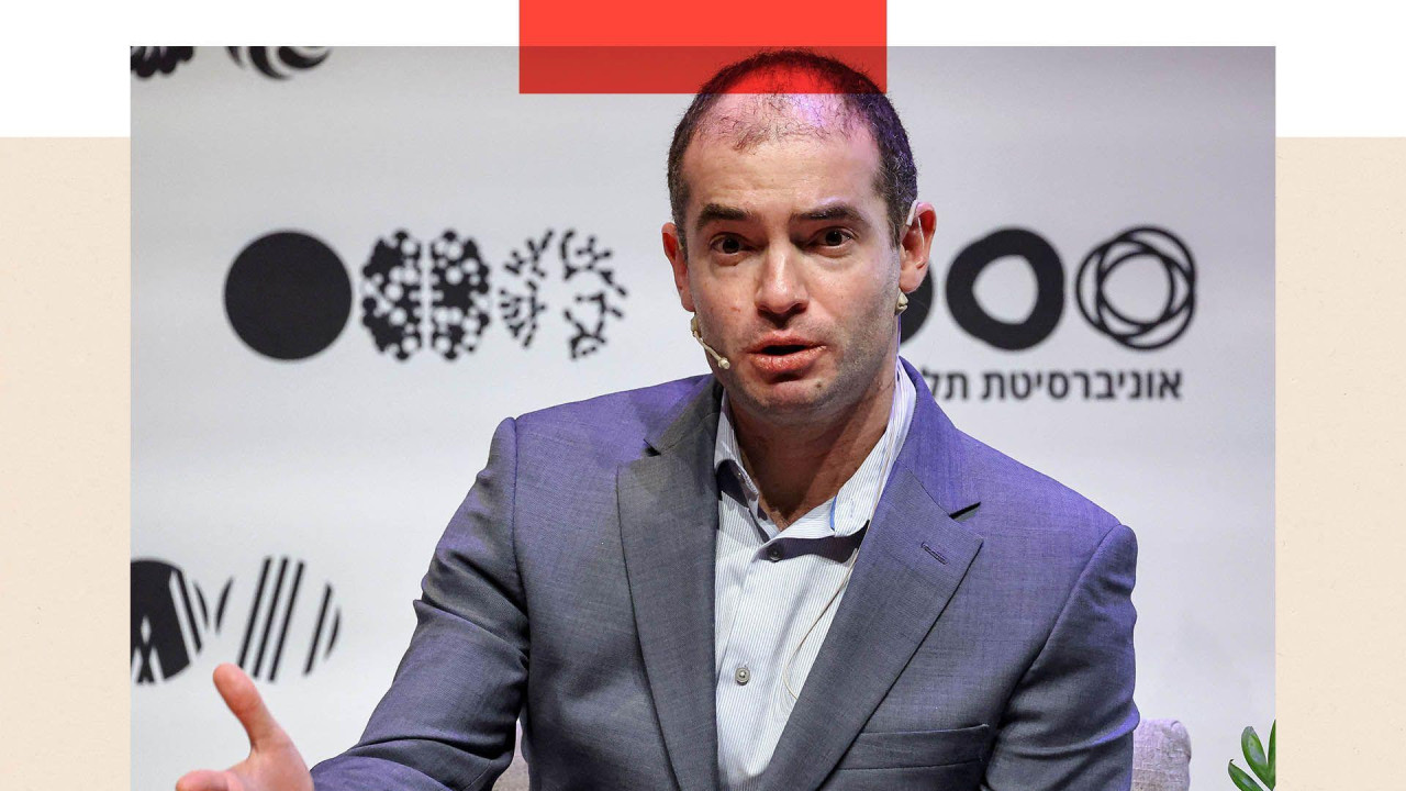 Ilija  Sutskever u odelu sa mikrofonom na licu govori