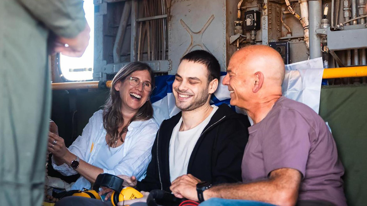 Alon Ohel, koji ima državljanstvo Srbije, zajedno sa roditeljima posle 737 dana zatočeništva