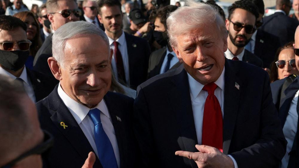 Donald Trump points to Israeli Prime Minister Benjamin Netanyahu. They are standing next to each other at the Ben Gurion International Airport ahead of Trump's visit to Egypt for the summit 