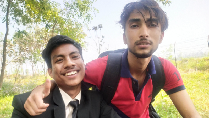 Dan Bahadur (levo) i Bipin, ovde tokom studija na Dalekozapadnom univerzitetu u Nepalu