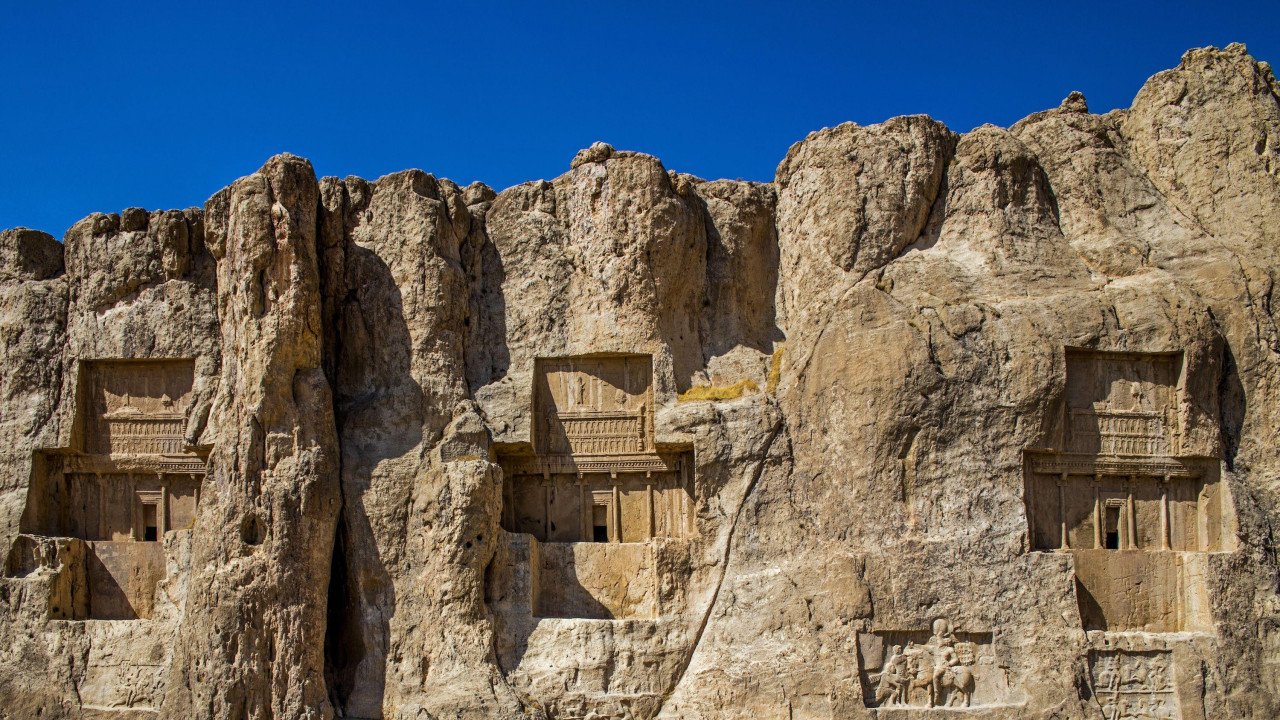 Drevna persijska nekropola je uklesana direktno u masivnu stenu. Krečnjak ima zamršeno oblikovane portale. Posetioci prolaze pored njega sa dubokim plavim nebom iznad glave