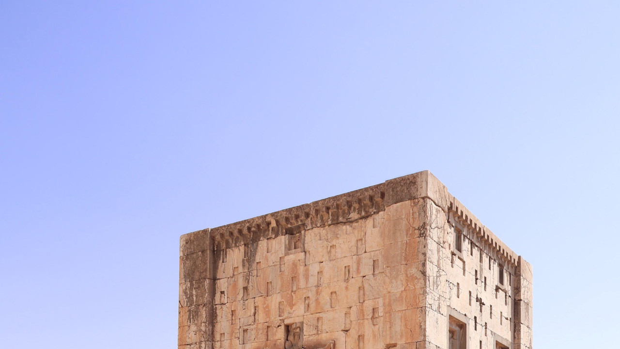 Pukotina prolazi kroz Zaratustrinu kocku (Kaba), visoku 14 metara, u Nakš-e Rustamu 