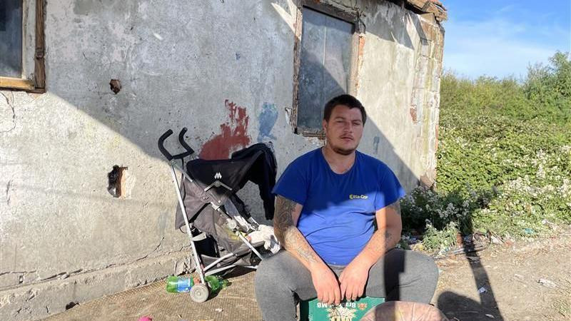 Miloš Nikolić ispred kuće