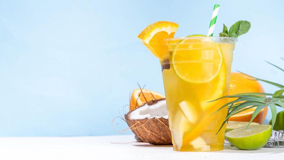 koktel u velikoj plastičnoj čaši – mešavina narandže, kokosove vode i morske soli