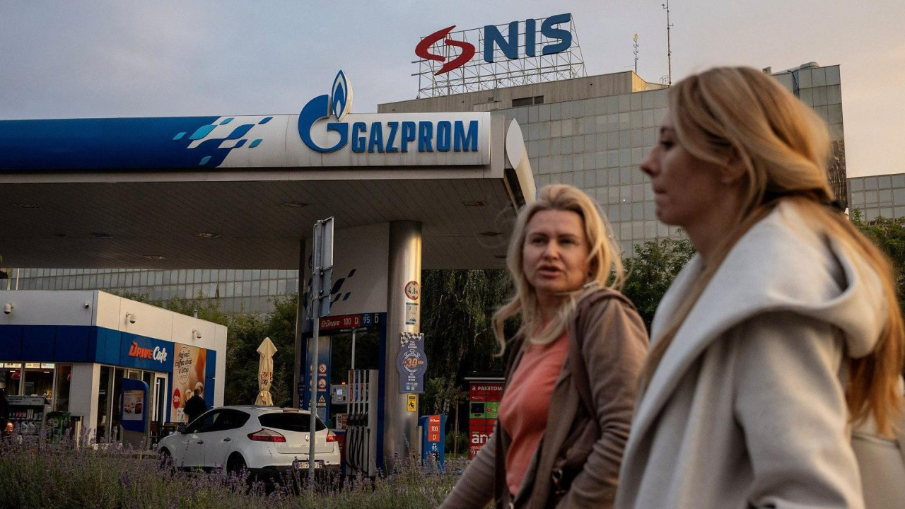 Žene razgovaraju dok prolaze pored NIS pumpe u Beogradu