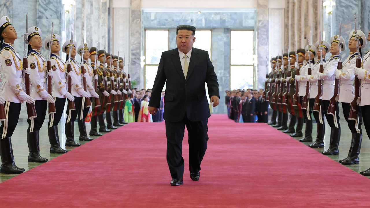 Kim Džong Un, severnokorejski vođa kim džong un šeta po crvenom tepihu