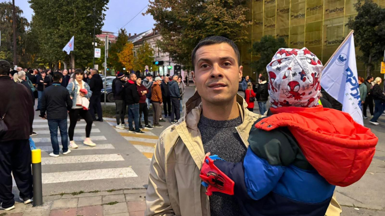 Stefan Marin sa trogodišnjim sinom na protestu