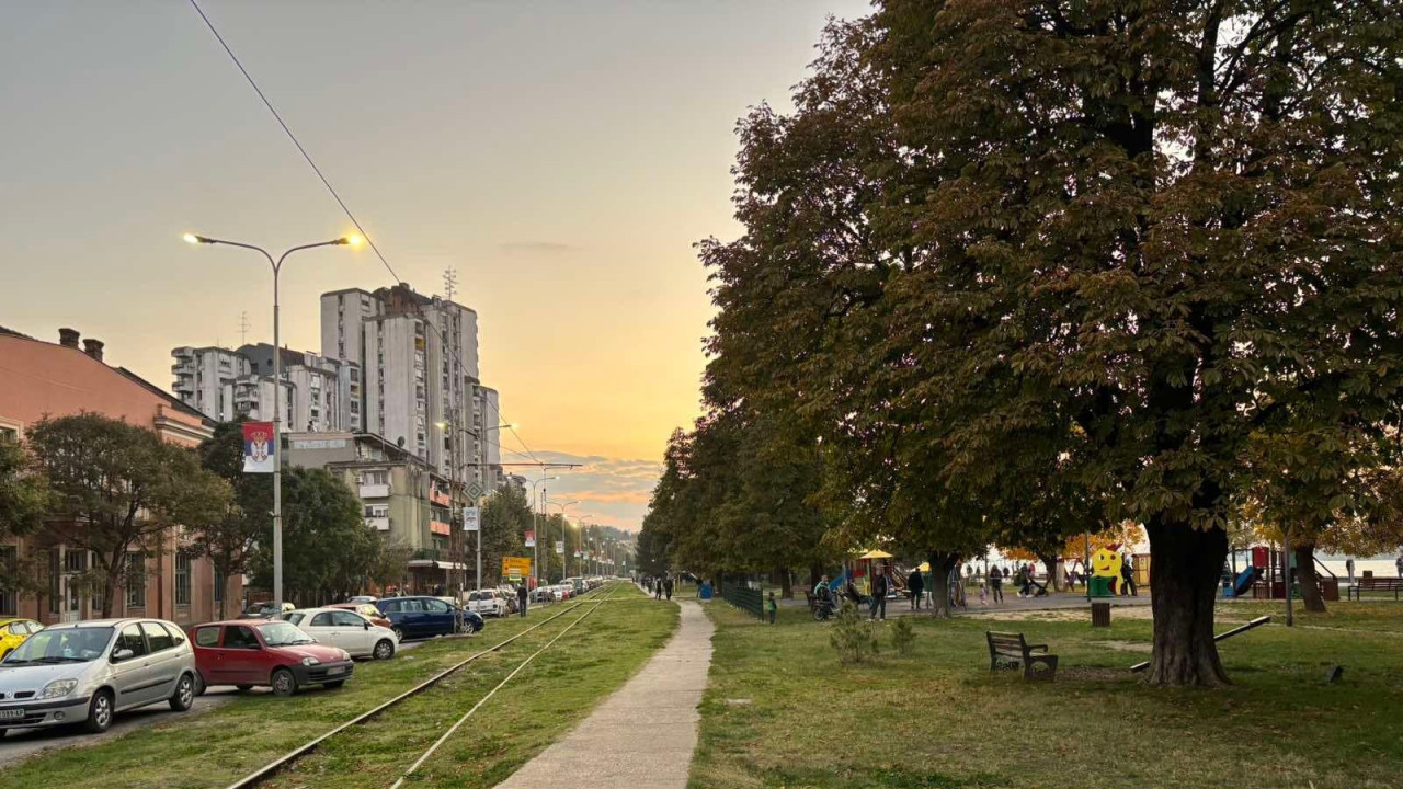 Pruga prolazi između zgrada i parka u centru grada