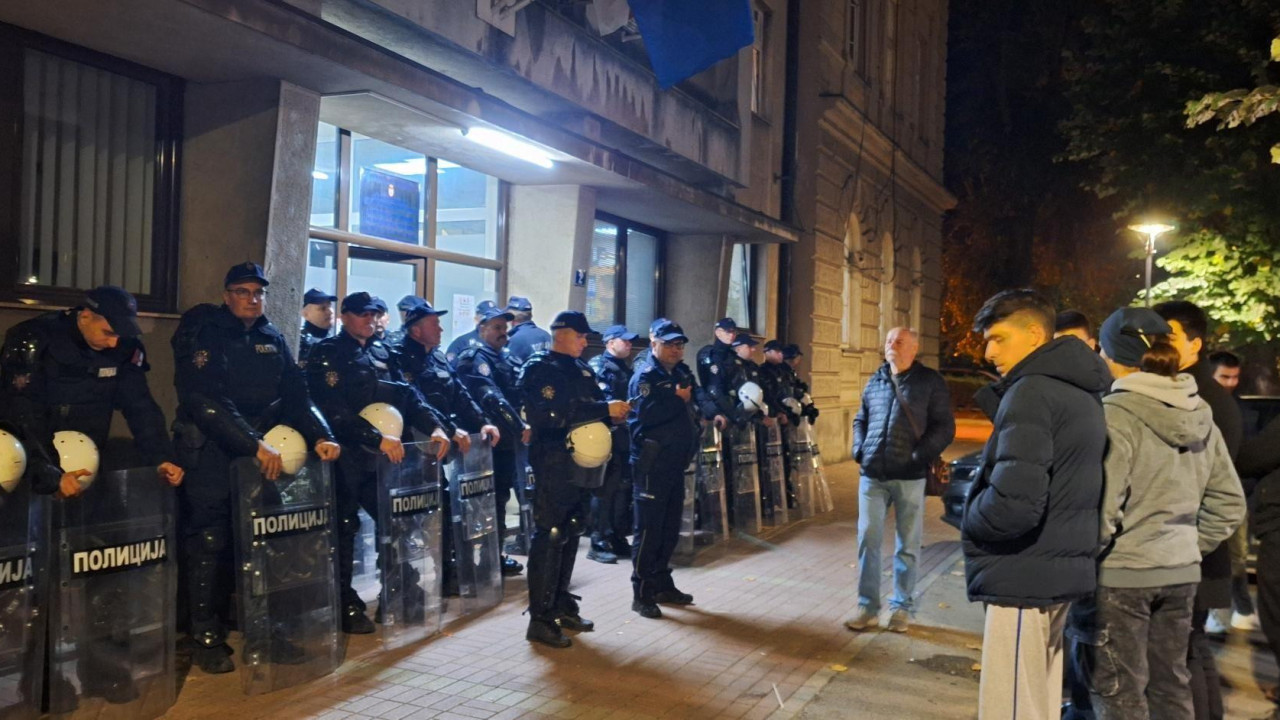 Policija ispred MUP posle privođenja aktivista 