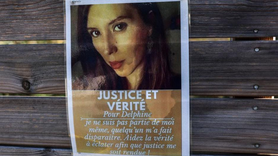 Fotografija Delfine Žubijar,  ispod koje piše: "Pravda i istina za Dalfine. Nisam otišla svojevoljno. Neko me je naterao da nestanem"