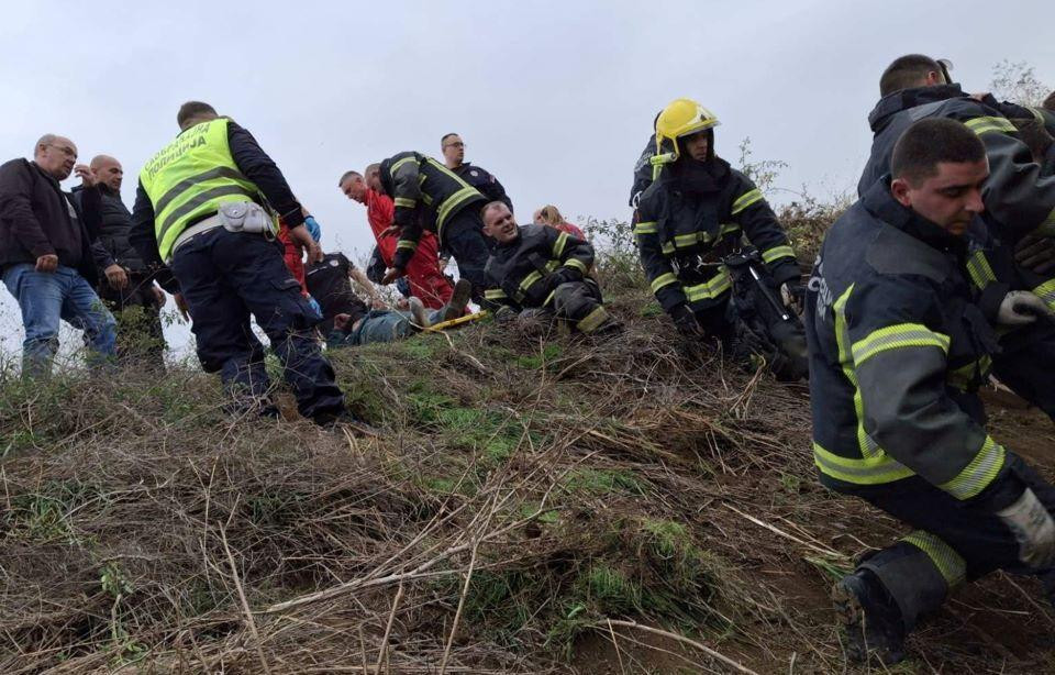 Policija, vatrogasci i medicinski radnici ukazuju pomoć povređenima 