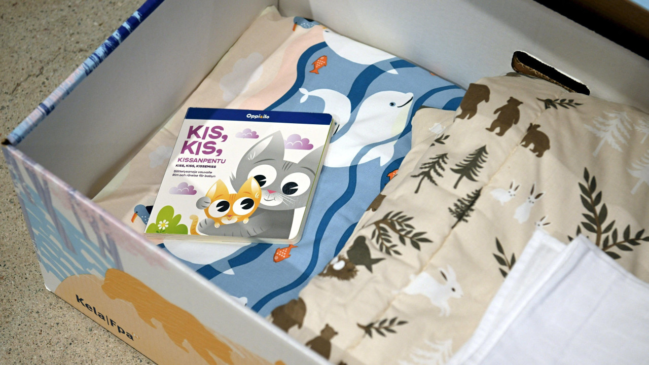 Finska kutija za porodilje koja sadrži odeću za bebe, pelene i proizvode za negu
