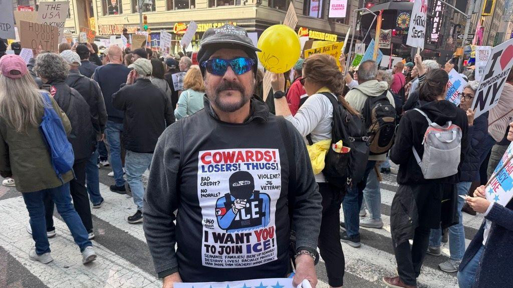 Masimo Maskoli u Nujorku protiv onoga što vidi kao rast fašizma u SAD, uz parolu 'Ovako izgleda demokratija'