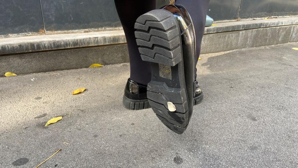 žvaka zalepljena za cipelu