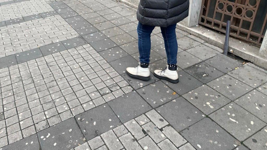 trotoar sa izlepljenim žvakama