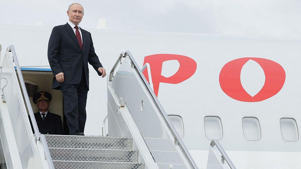 Ruski predsednik Vladimir Putin ulazi u avion posle samita Sjedinjenih država i Rusije o Ukrajini u zajedničkoj bazi Elmendorf-Ričardson u Enkoridžu, na Aljasci.