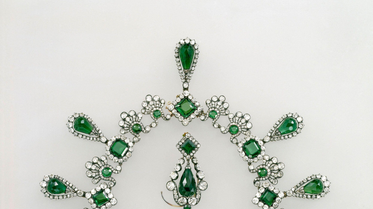 srebrna orglica i zeleni dragulji