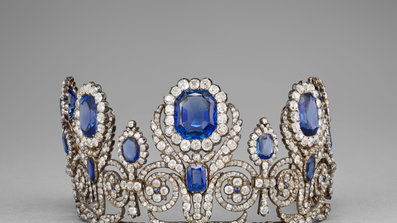 Srebrna kruna ukrašena dijamantima i plavim smaragdima Marije-Amalije je ukradena, ali je lopovima tokom bekstva ispala druga koju je nosila Evgenija