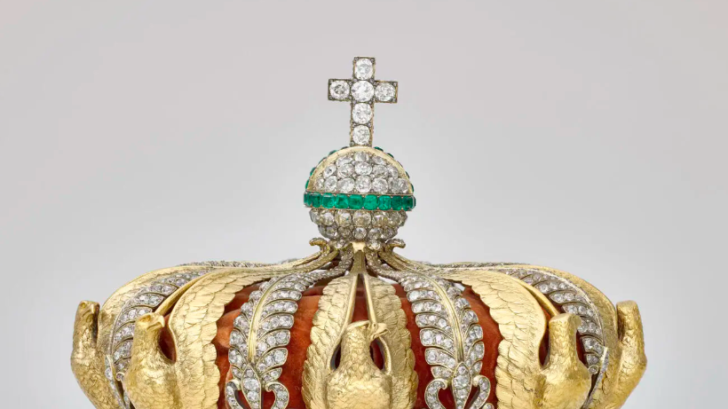 Zlatna kruna ukrašena dijamantima, zelenim smaragdima i orlovima izlivenim od zlata, koja se čuva u muzeju Luvr