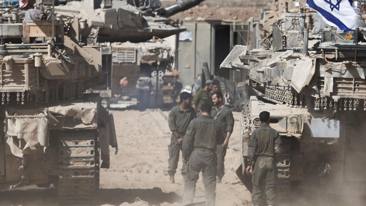 Izraelski vojnici stoje pored tenkova blizu Izraela.