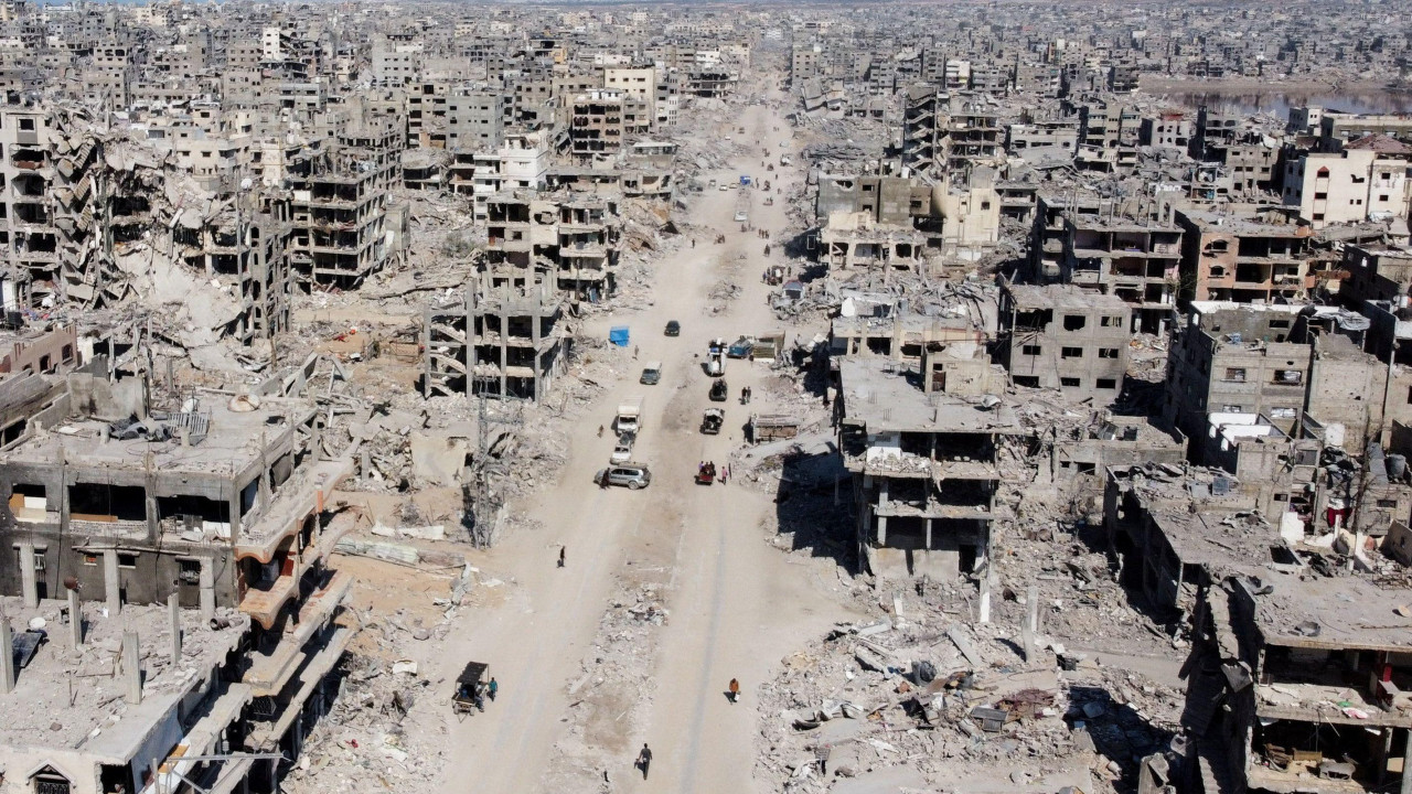 snimak iz drona koji pokazuje uništenjeu gazi sa razrušenim zgradama