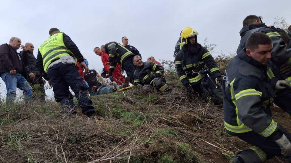 Policija, vatrogasci i medicinski radnici ukazuju pomoć povređenima 