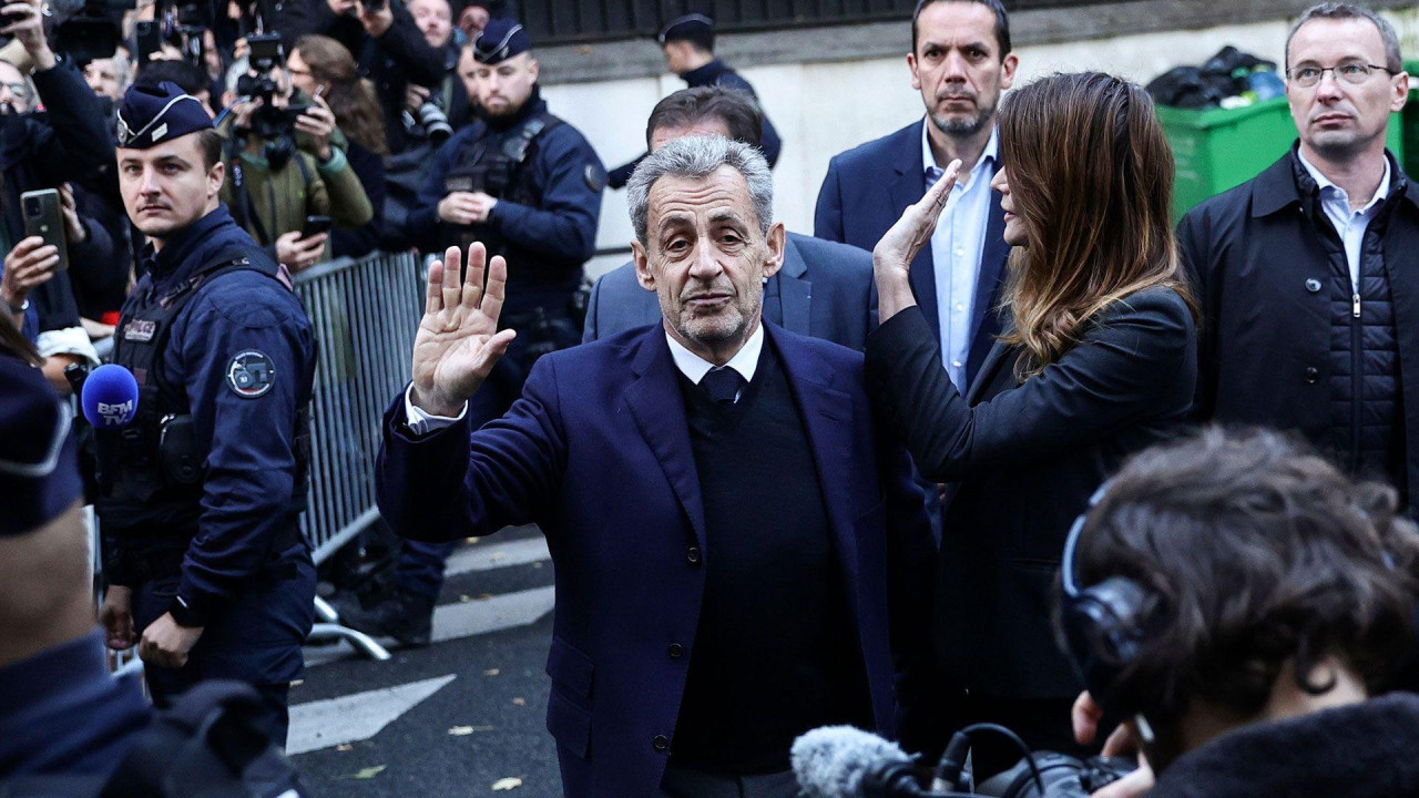 Sarkozi maše pristalicama pre nego što je otišao u zatvor na izdržavanje petogodišnje kazne