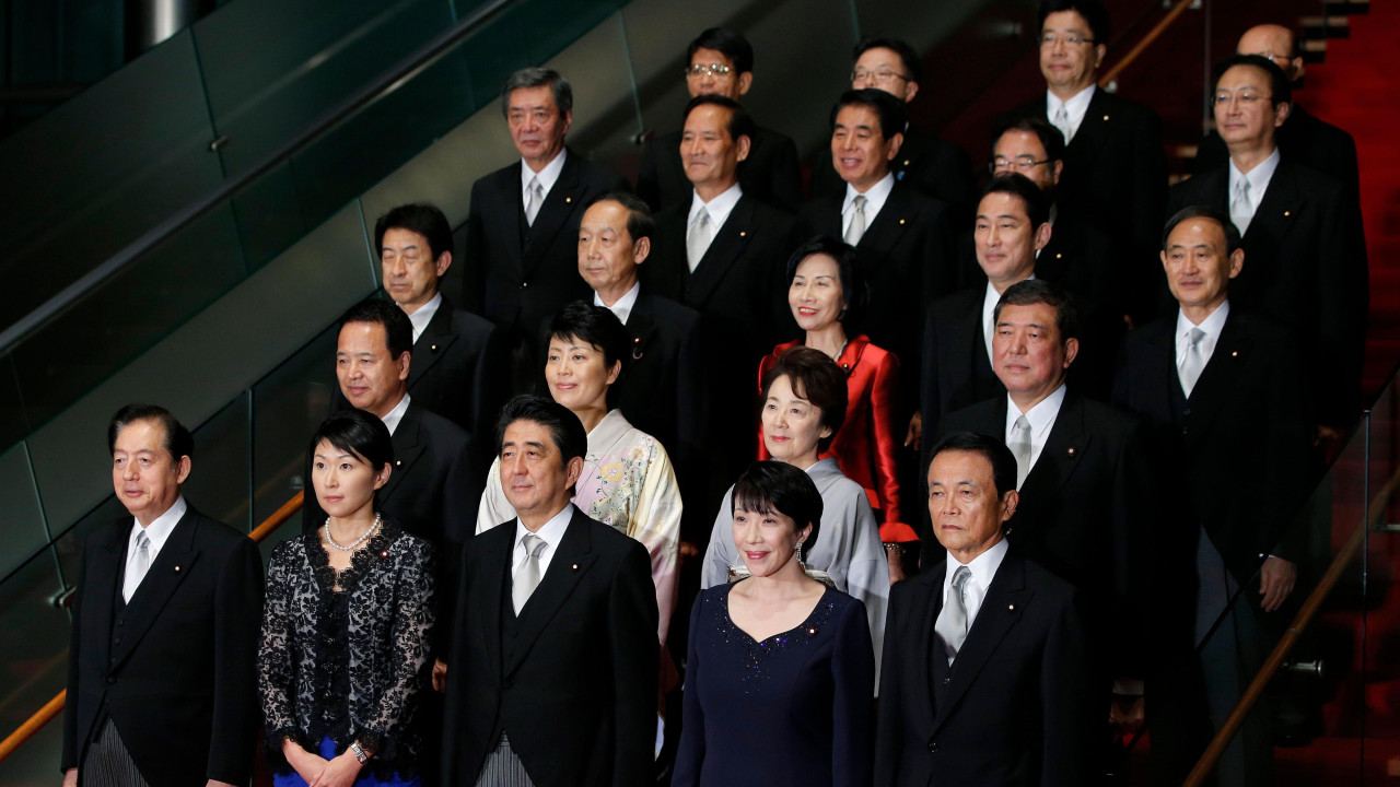 Pokojni japanski premijer Šinzo Abe imenovao je Sanae Takaiči (u prvom redu zdesna) za ministarku za unutrašnje poslove i komunikaciju 2014. godine 