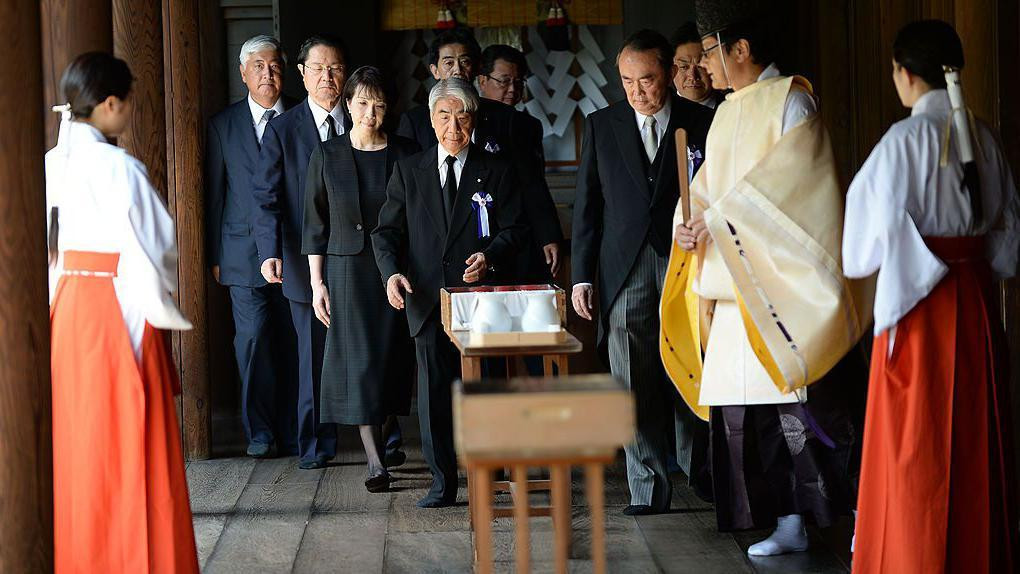 Sanae Takaiči (treća sleva) i drugi japanski poslanici u poseti hramu Jasukuni 15. avgusta 2014. godine