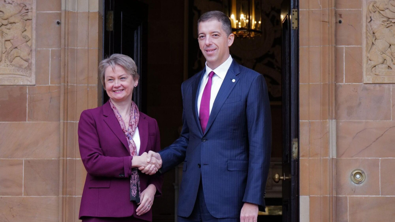 Ministarka spoljnih poslova Velike Britanije Ivet Kuper (levo) pozdravlja srpskog ministra spoljnih poslova Marka Đurića (desno) dok je domaćin sastanka ministara spoljnih poslova Zapadnog Balkana, dela godišnjeg samita Berlinskog procesa, u zamku Hilsboro blizu Belfasta, Severna Irska