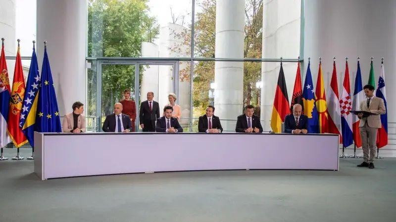 Ana Brnabić (premijerka Srbije), Dimitar Kovačevski (premijer Severne Makedonije), Dritan Abazović (premijer Crne Gore), Aljbin Kurti (premijer Kosova), Zoran Tegeltija (premijer BiH) i Edi Rama (premijer Albanije) potpisuju sporazume - navedeni sleva