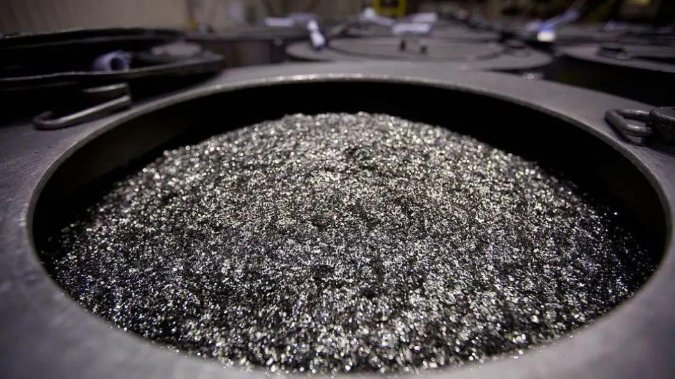 Neodimijum se koristi za izradu snažnih magneta čija je namena izražena u proizvodnji zvučnika i kompjuterskih komponenti