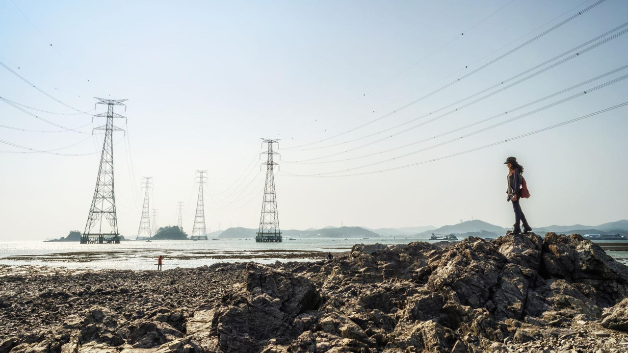 žena stoji pokraj mora