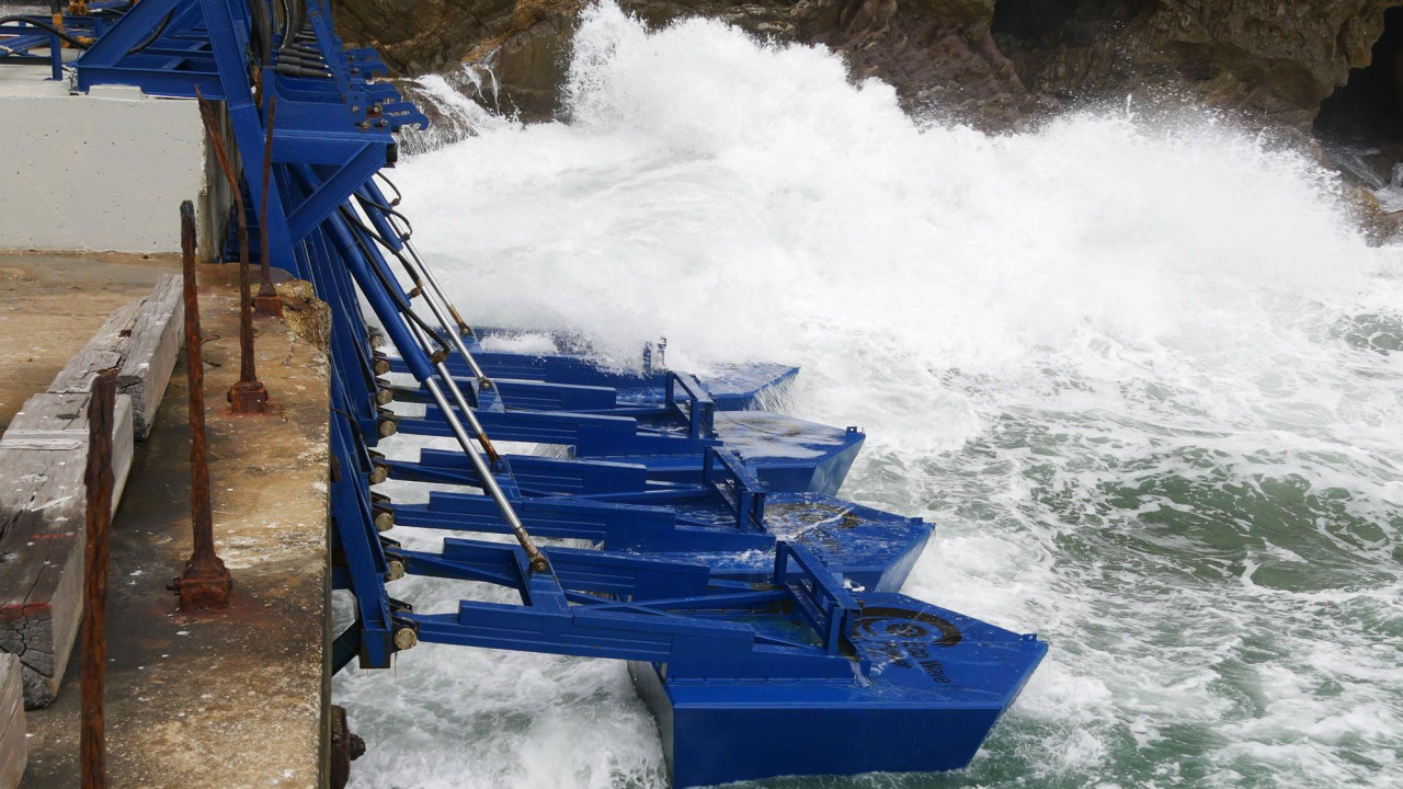 'EcoWave Power' koristi plutajuće naprave pričvršćene za postojeći mol za stvaranje energije