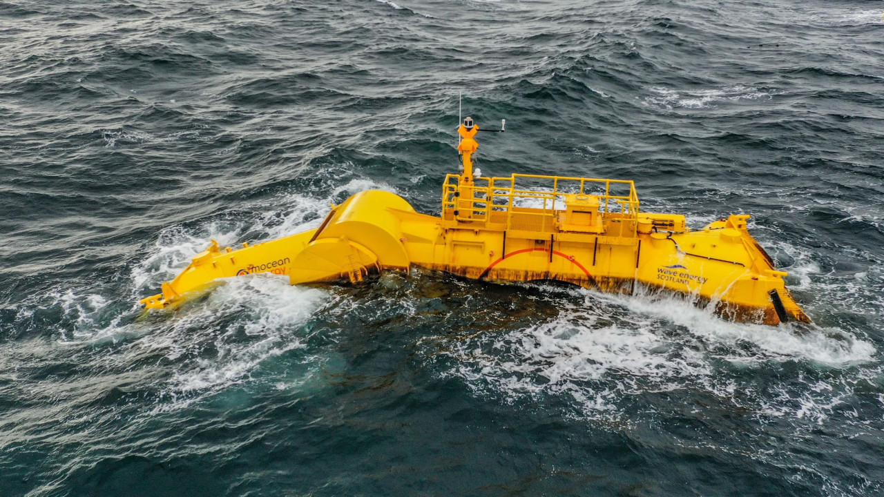 Uređaj kompanije 'Mocean' se savija pred udarima talasa