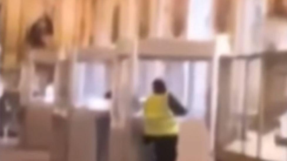 Na jednom od snimaka vidi se kako lopov seče vitrinu sa draguljima u Galeriji Apolon u Luvru