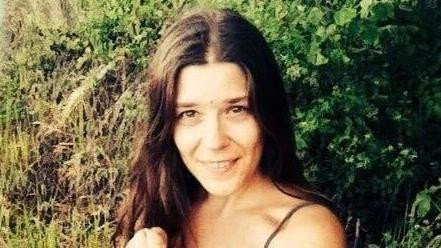 Nina Kutina se osmehuje u kameru