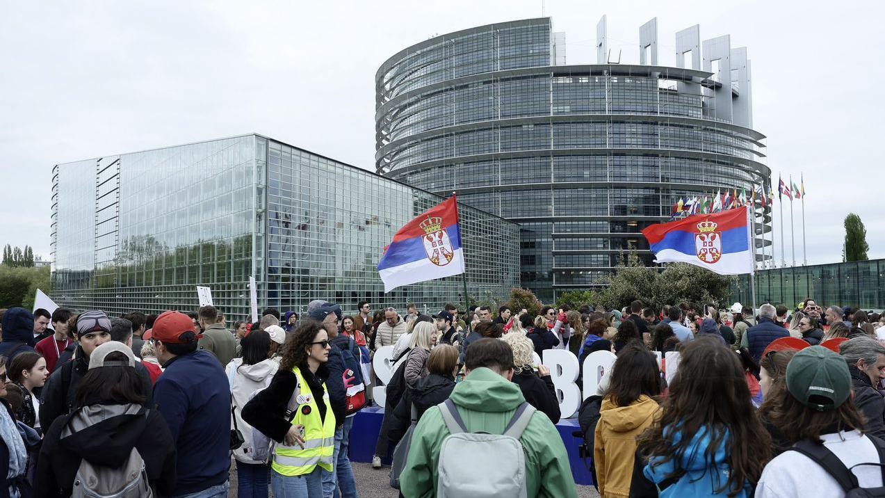 Grupa studenata ispred zgrade Evropskog parlamenta u Strazburu