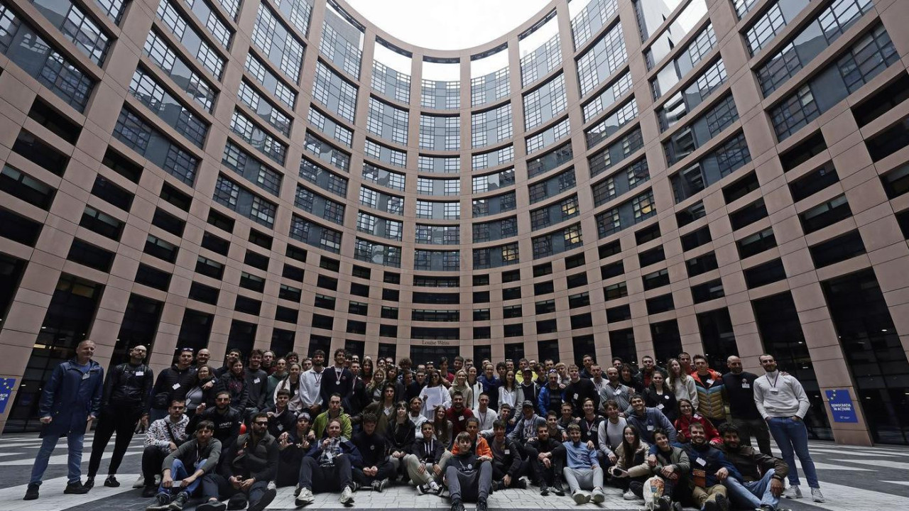 Studenti iz Srbije u holu zgrade Evropskog parlamenta u Strazburu