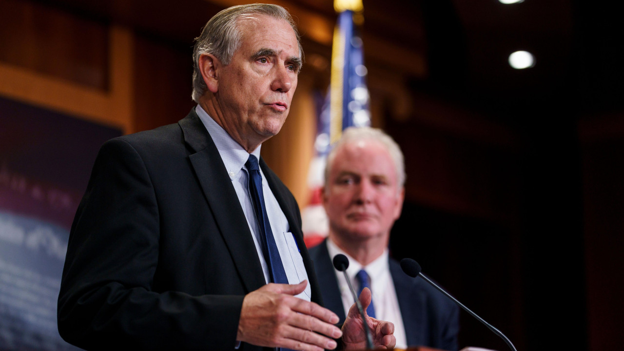 senator iz Oregona Džef Merkli (levo) i demokratski senator iz Merilenda Kris van Holen (desno) govore na konferenciji za novinare u Kapitolu SAD u Vašingtonu