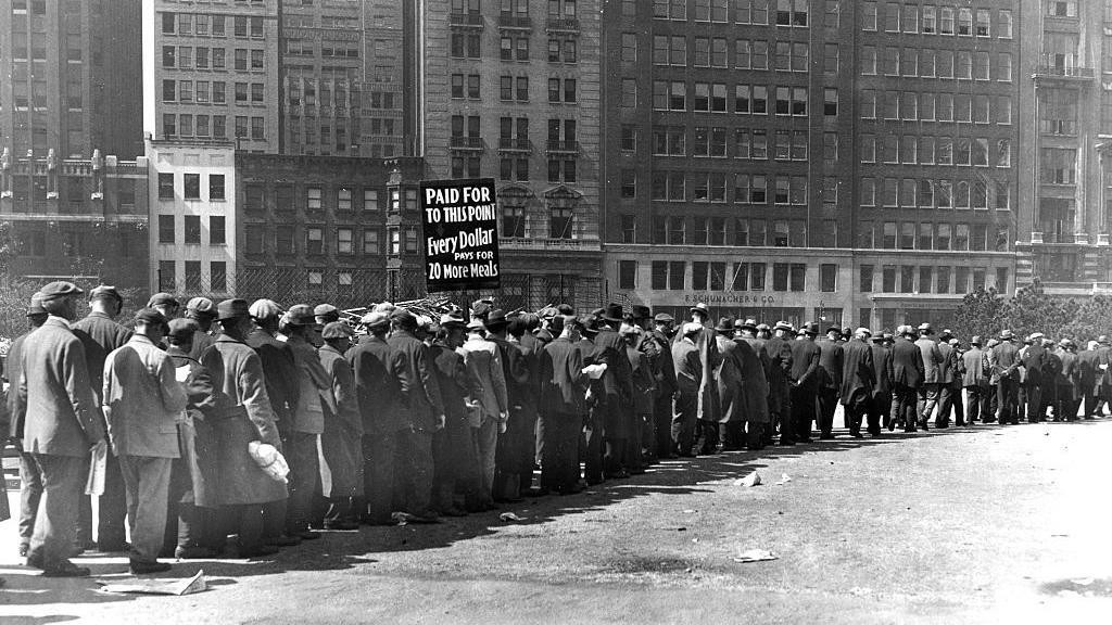 Crno-bela fotografija kolone ljude