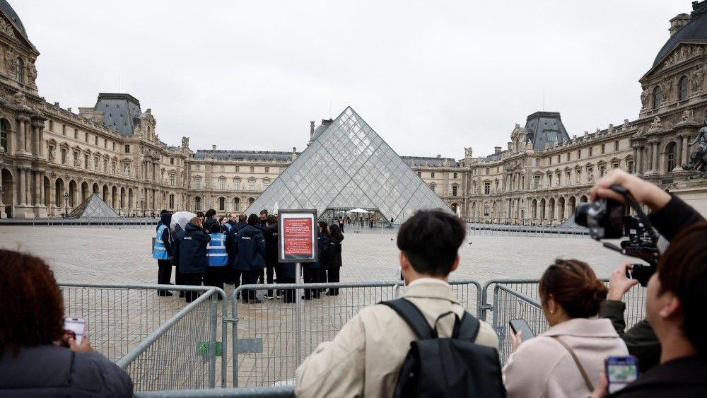turisti ispred muzeja luvr koji je zatvoren zbog pljačke