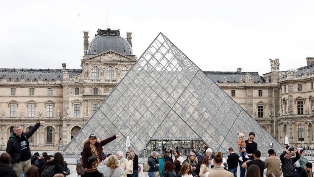 turisti ispred luvra