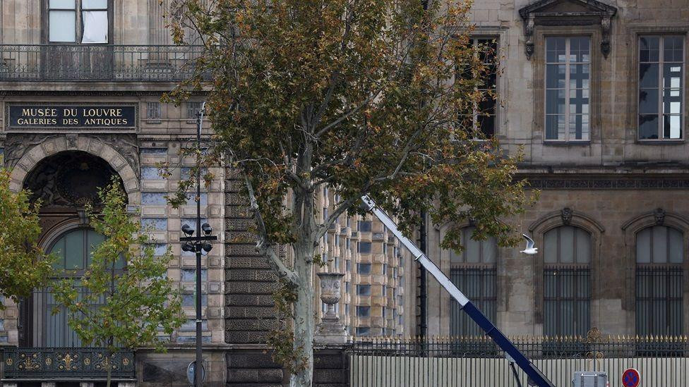 Policija ispred Muzeja Luvr